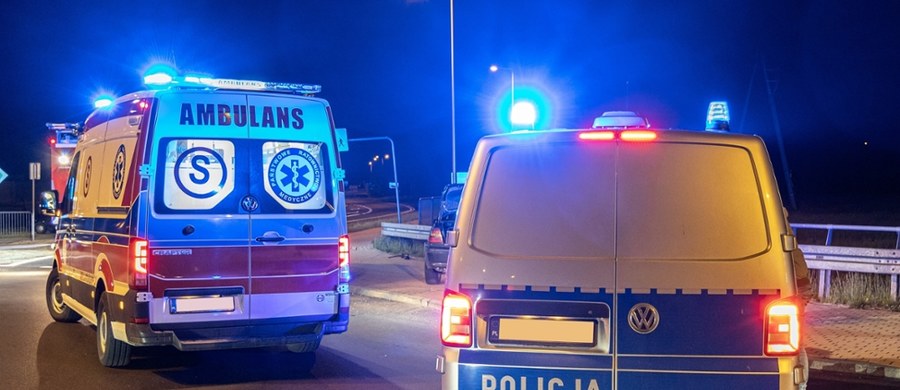 Dramatyczne sceny rozegrały się w Parku Lisiniec w Częstochowie (woj. śląskie). 34-latek, podejrzany o brutalny atak na pielgrzyma, w desperackiej próbie ucieczki przed policją rzucił się do wody. Chwilę później zniknął pod powierzchnią zbiornika Pacyfik. Pomimo długiej reanimacji, życia mężczyzny nie udało się uratować. Dwaj pozostali uczestnicy rozboju trafili do aresztu.