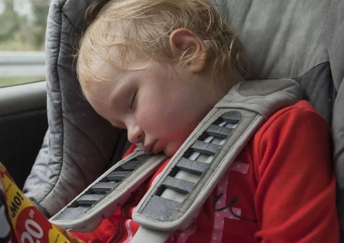 ​W Strzelcach Opolskich mogło dojść do tragedii. Na parkingu jednego z marketów rodzice zostawili w samochodzie dwie małe dziewczynki i poszli na zakupy, mimo że tego dnia termometry wskazywały aż 32 st. C. Później tłumaczyli, że postąpili tak, bo nie widzieli na czołach dzieci "ani kropelki potu".