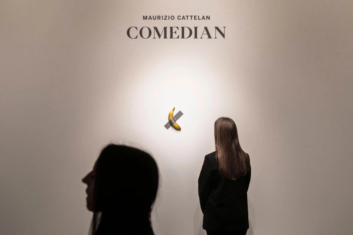 Nietypowy incydent podczas wystawy w Porto. Zwiedzający zerwał i zjadł banana będącego częścią słynnej instalacji Maurizio Cattelana "Comedian". To już drugi taki przypadek w Europie, a sprawcą okazał się ten sam mężczyzna. Ochrona muzeum natychmiast zareagowała, a dyrekcja uspokaja: dzieło zostało odtworzone.
