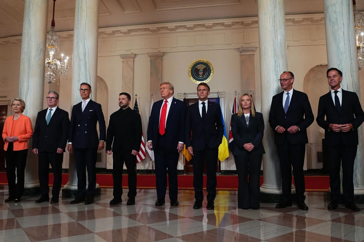 Tuż po godz. 21:00 czasu polskiego rozpoczęło się spotkanie prezydentów USA Donalda Trumpa i Ukrainy Wołodymyra Zełenskiego z przywódcami europejskimi w Białym Domu. "Będziemy szczęśliwi, jeśli Trump przybędzie na spotkanie z udziałem Rosji" - powiedział Zełenski. "Amerykańska chęć zaangażowania się w gwarancje bezpieczeństwa dla Ukrainy to duży krok i przełom"- dodał sekretarz generalny NATO Mark Rutte. "Spotkanie jest symboliczne, bo pokazuje Team Europę i Team USA pomagające Ukrainie" - skwitował prezydent Finlandii Alexander Stubb. Po ponad godzinie Trump przerwał spotkanie, by zadzwonić do Władimira Putina. Rozmowy były potem kontynuowane w innym formacie. 