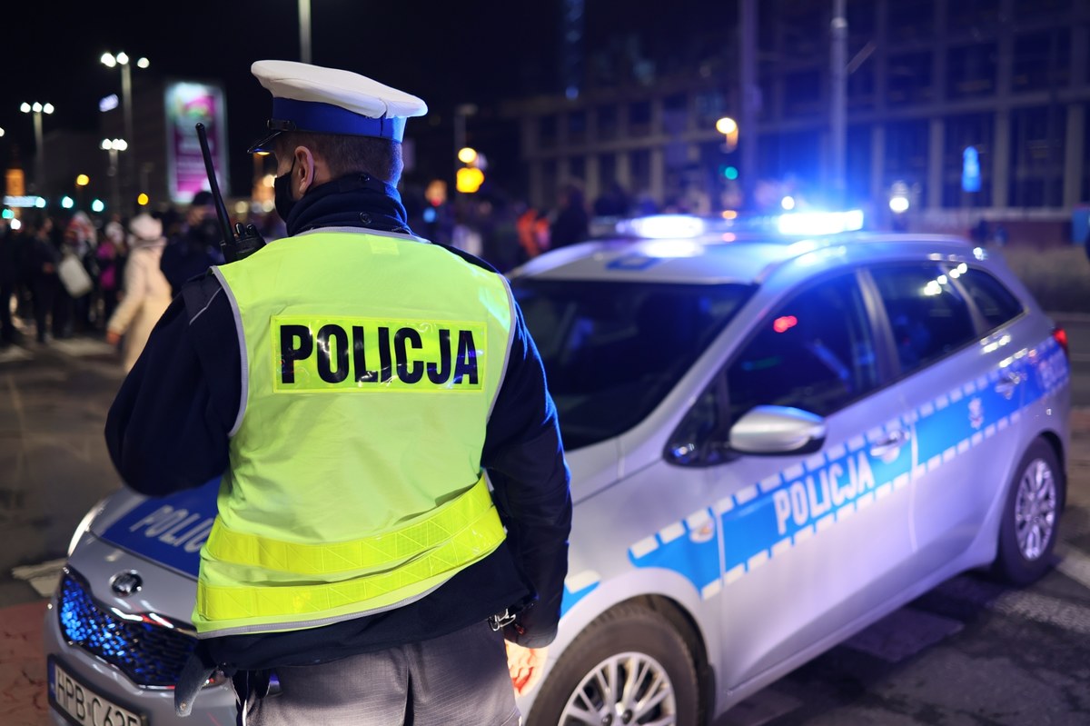 Zaatakował pracownika ochrony. W Warszawie trwa obława