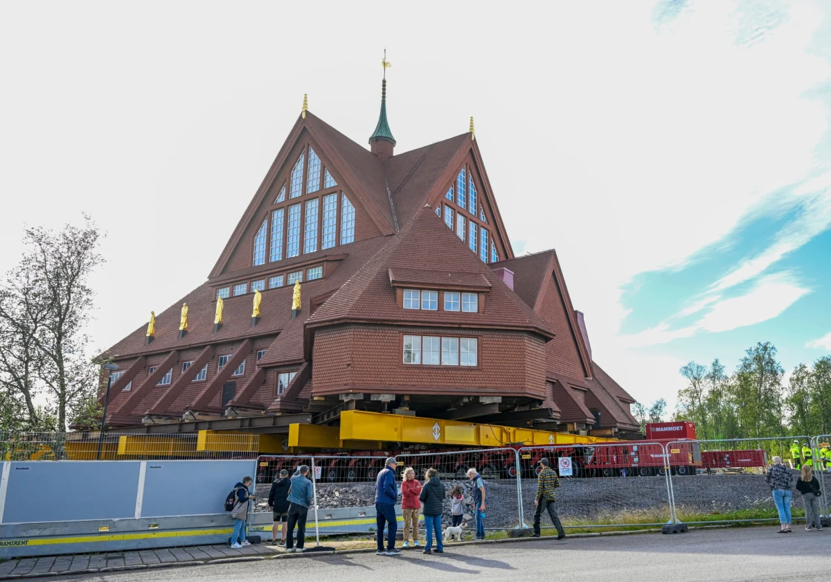 To wielki dzień dla mieszkańców szwedzkiej Kiruny. Miasteczko żyje historycznym wydarzeniem - przenosinami 113-letniego kościoła. Eksperci, wykorzystując specjalne platformy, przetransportują świątynie pięć kilometrów od dotychczasowej lokalizacji. Wierni modlą się, by wszystko poszło zgodnie z planem.