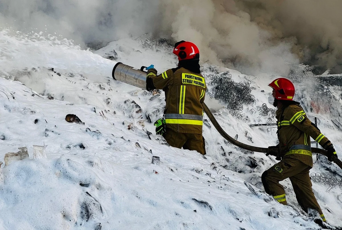 Tyscy strażacy walczą z pożarem składowiska odpadów mieszanych przy ul. Lokalnej. W powietrzu stwierdzono podwyższoną zawartość pyłów PM10, w związku z czym zaapelowano o zamknięcie okien w mieszkaniach i ograniczenie aktywności na zewnątrz.
