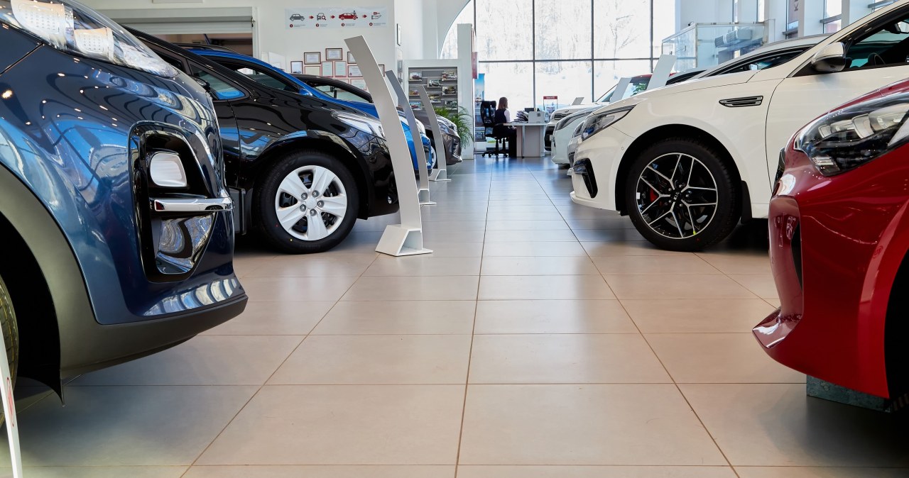 Ceny paliw wystrzeliły. Europejczycy rzucili się na elektryki
