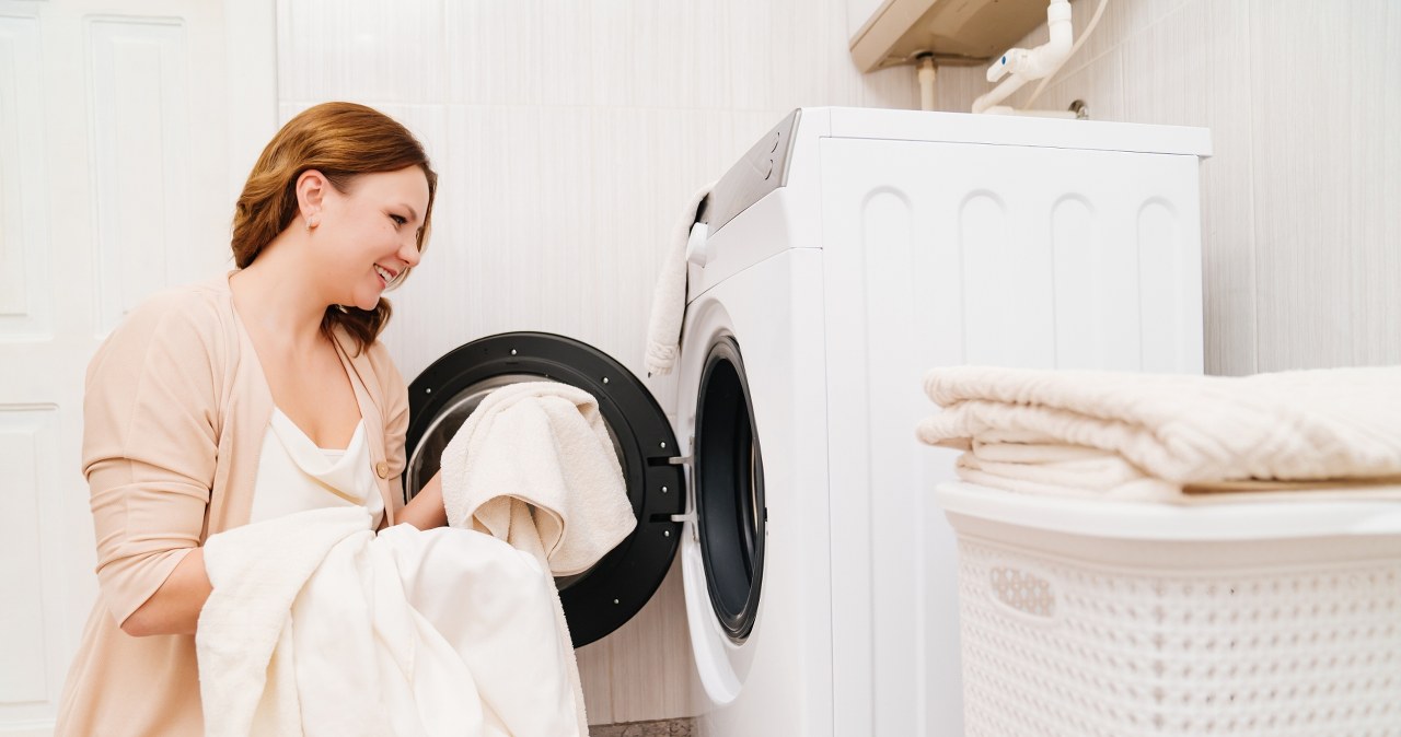 Tak przywrócisz biel poszarzałym ubraniom. Wystarczy wsypać 2 łyżki do pralki