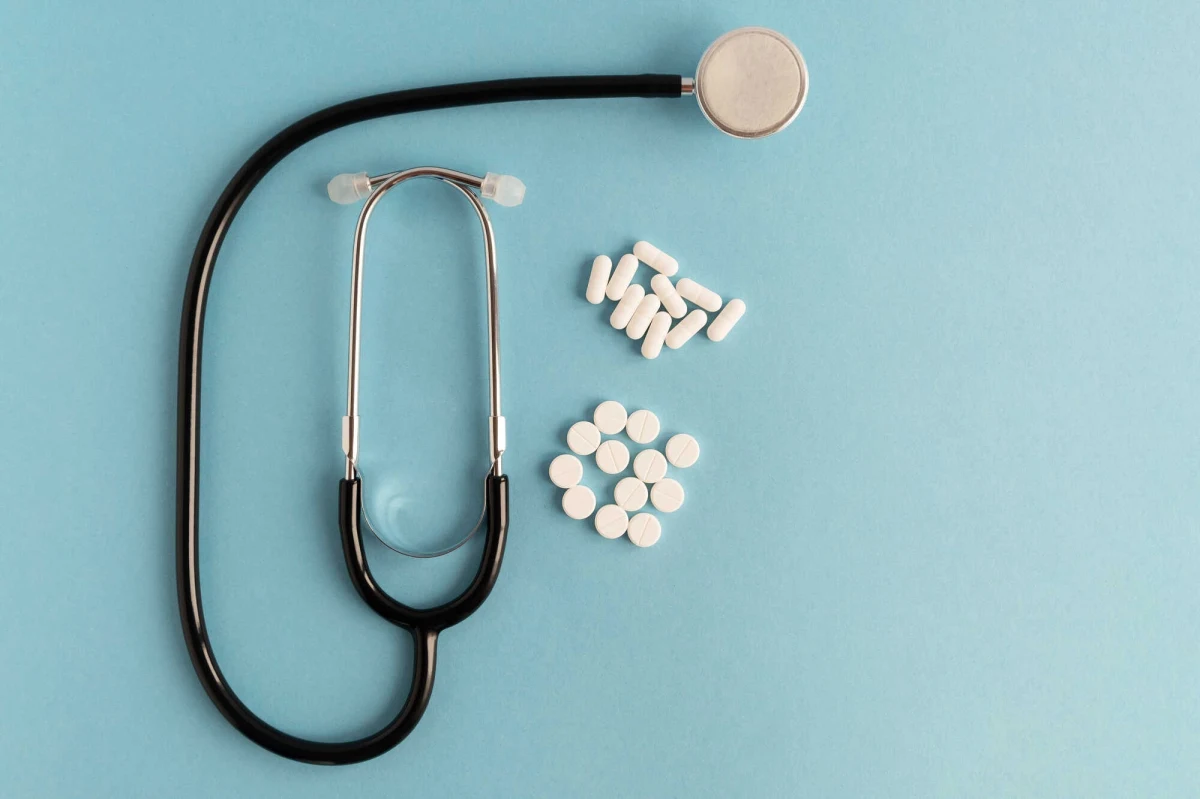 W polskim systemie ochrony zdrowia Podstawowa Opieka Zdrowotna (POZ) odgrywa ważną rolę. To najczęściej pierwszy krok w drodze po pomoc medyczną – zarówno w przypadku powszechnych dolegliwości i schorzeń, jak i w celu profilaktyki zdrowotnej. Choć często niedoceniana, POZ to fundament, na którym opiera się funkcjonowanie całej publicznej opieki zdrowotnej. Podpowiadamy, na czym polega system Podstawowej Opieki Zdrowotnej i w jaki sposób każdy z nas może sobie zapewnić prosty dostęp do lekarza NFZ.