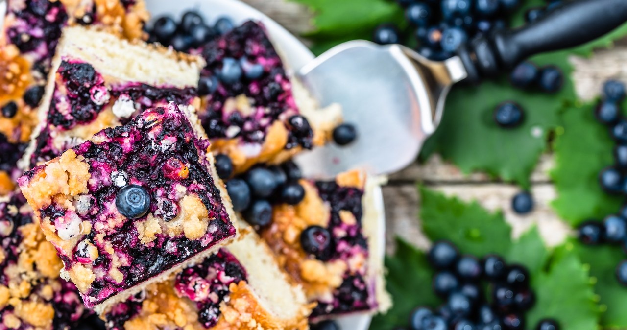 Puszyste ciasto drożdżowe z borówkami i kruszonką o sekretnym składniku