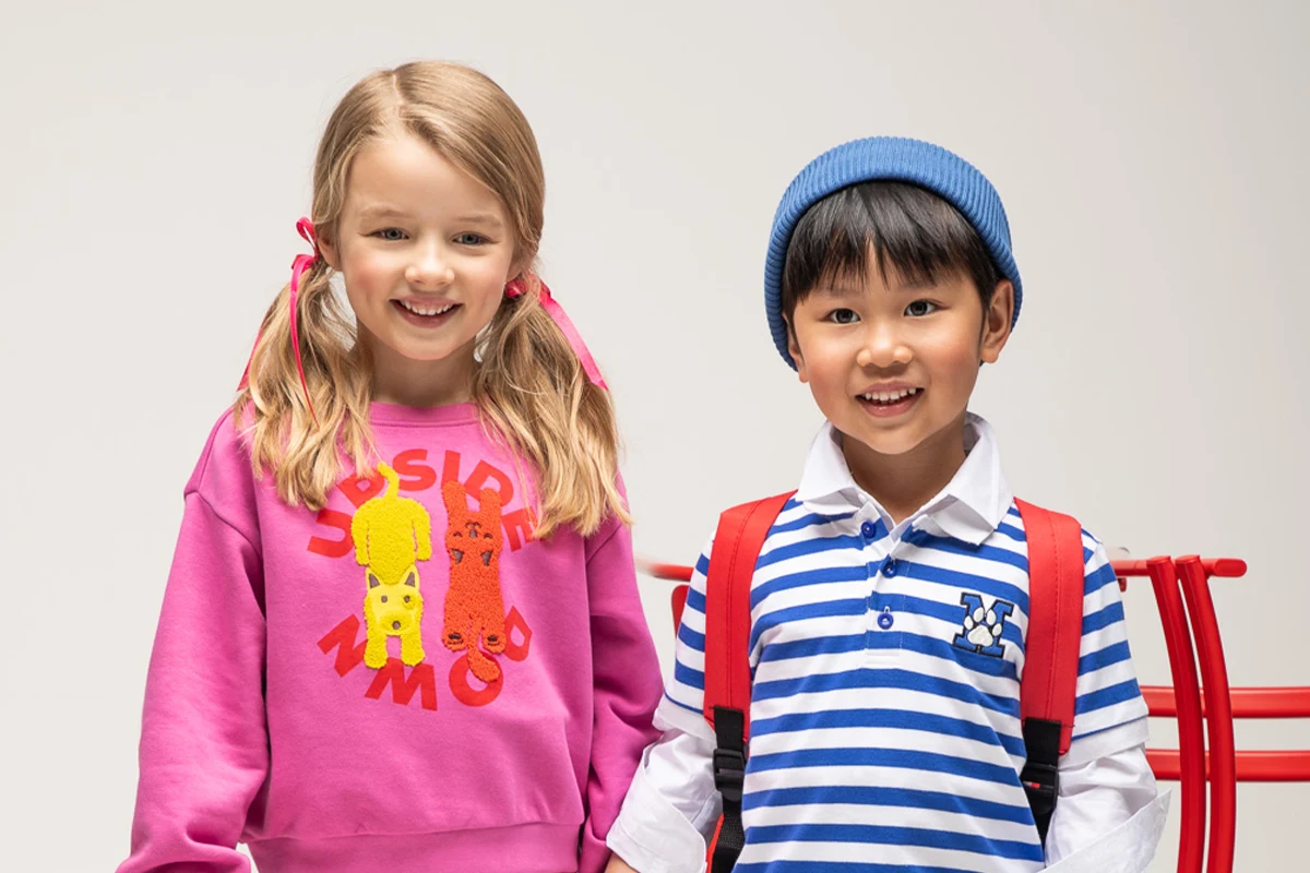 Rok szkolny zbliża się wielkimi krokami, a wraz z nim konieczność skompletowania wyprawki szkolnej dla dziecka. Co powinno znaleźć się w wyposażeniu każdego ucznia? Poza książkami i przyborami szkolnymi, warto zadbać również o odpowiednią odzież, zarówno na co dzień, jak i na ważne uroczystości oraz liczne akcesoria. Przeczytaj nasz mini poradnik, a wszystkiego się dowiesz. Zapraszamy do lektury.