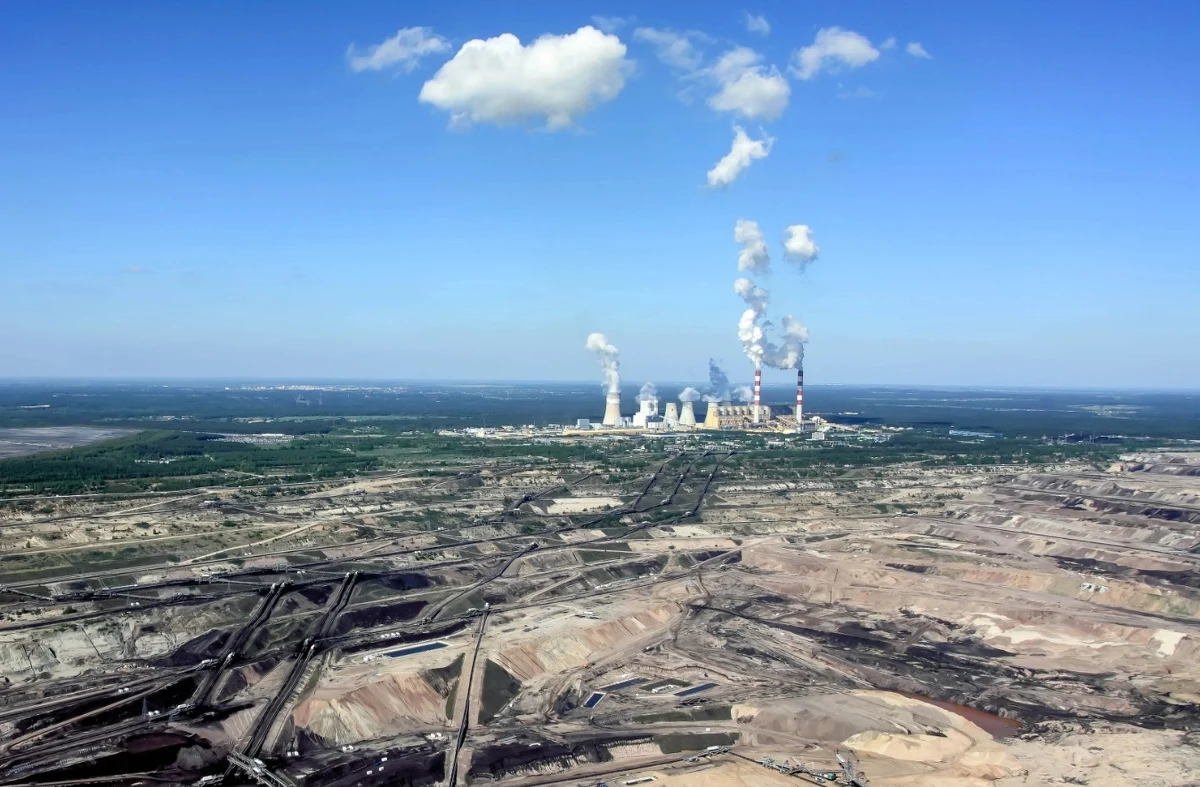 W sercu Polski, na terenach po kopalni węgla brunatnego w Bełchatowie, powstanie największe i najgłębsze sztuczne jezioro w kraju. Inwestycja ma przyciągnąć żeglarzy, miłośników sportów wodnych oraz turystów z całej Polski i Europy. Projekt zakłada stworzenie ogromnej plaży, przystani jachtowej oraz licznych atrakcji rekreacyjnych, które mają tchnąć nowe życie w poprzemysłowy krajobraz regionu.