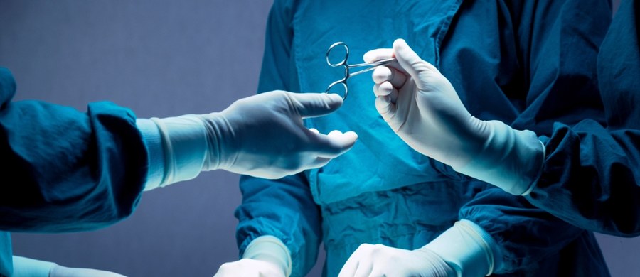 "Komfort życia przed i po transplantacji jest nieporównywalny" - powiedział pan Marek, 77-letni pacjent z Gliwic, u którego zabrzańscy lekarze przeprowadzili transplantację obu płuc. Senior został najstarszą osobą w Polsce, u której dokonano takiej operacji.