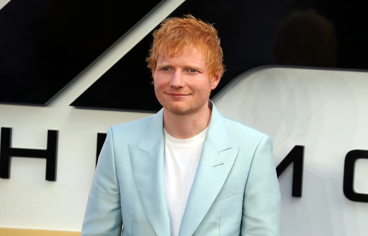 Ed Sheeran ponownie odwiedził Polskę, a jego wizyta we Wrocławiu na długo zapadnie w pamięci fanów. Brytyjski artysta nie tylko dał koncert na Tarczyński Arena, ale także zaskoczył wyjątkowym nagraniem na dachu z widokiem na Katedrę św. Jana Chrzciciela oraz spontaniczną przejażdżką rowerem po wrocławskim rynku.