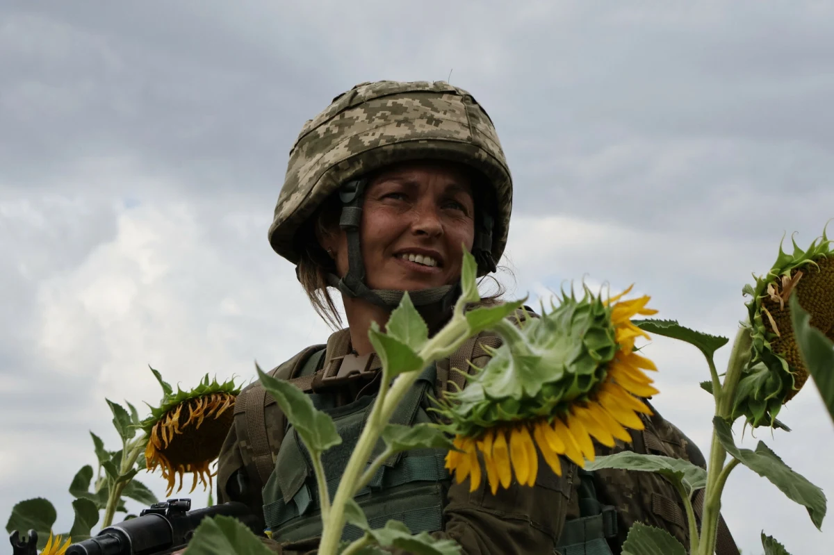 Część tak zwanych gwarancji dla Ukrainy mają stanowić kontrakty na zakup amerykańskiej broni przez Kijów. Informację oficjalnie potwierdził Wołodymyr Zełenski na konferencji prasowej. Jednocześnie Zełenski nie sprecyzował, jak istotne te gwarancje będą w kontekście całego procesu pokojowego. Sam Donald Trump podkreślał w poniedziałek, że Stany Zjednoczone "nic nie dają, a jedynie sprzedają broń". Prezydent USA zapewniał jednak, że pokój zostanie Ukrainie zapewniony, oraz że "wszystko będzie dobrze". Czy rzeczywiście?