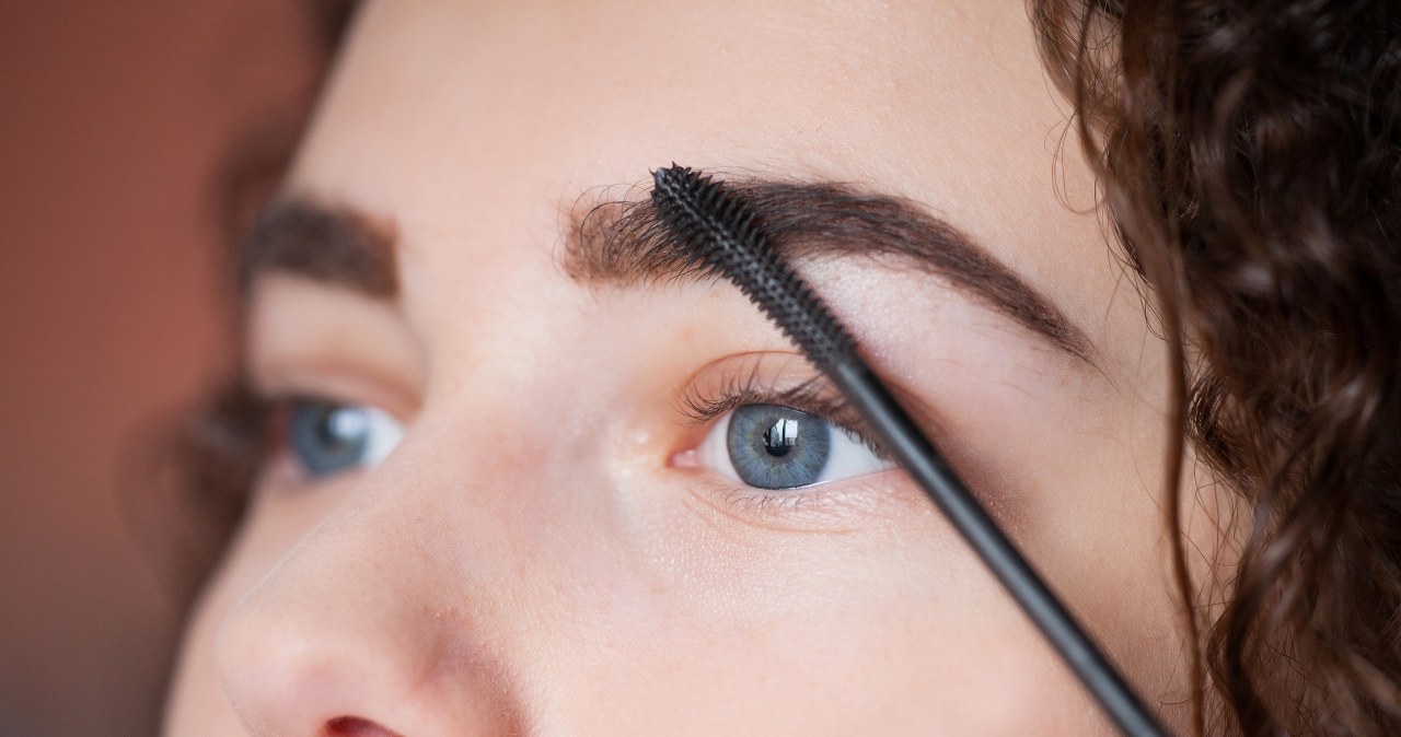 Już nie musisz robić henny u kosmetyczki. Zmieszaj 2 produkty z kuchni i nałóż na brwi