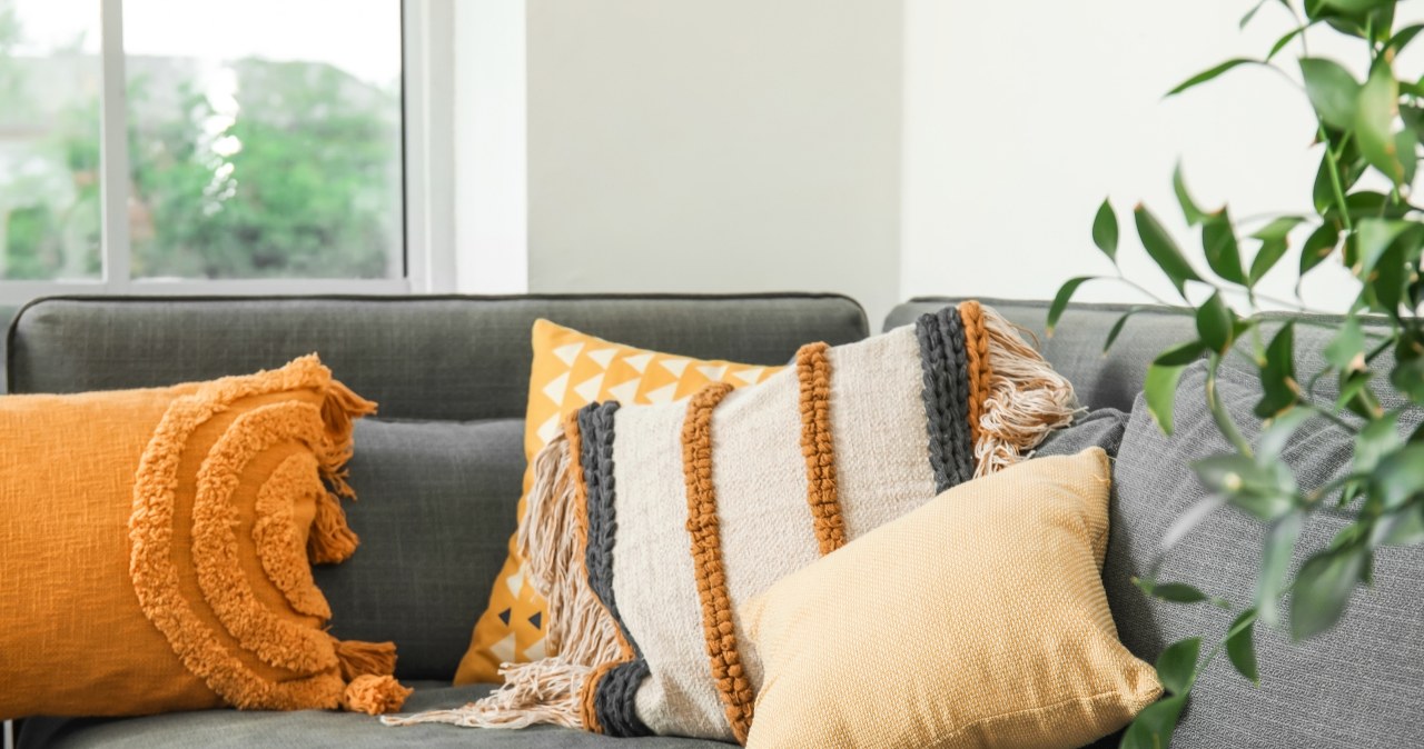 Poduszki dekoracyjne to magazyn brudu. Wyrzuć je z sypialni