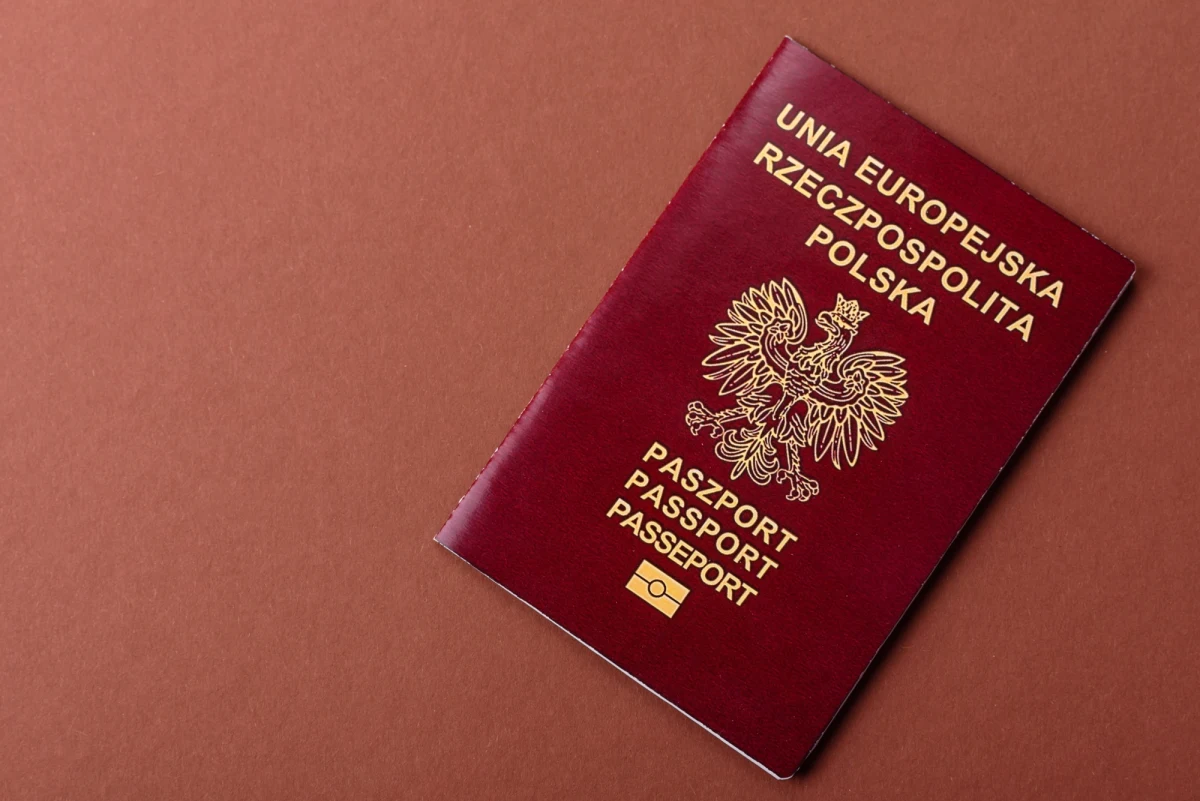 W ubiegłym roku rekordowa liczba cudzoziemców otrzymała polskie obywatelstwo – wynika z danych MSWiA. Coraz więcej osób decyduje się na złożenie wniosku, choć procedura jest czasochłonna i kosztowna, a od lipca opłaty za uzyskanie obywatelstwa znacznie wzrosły.