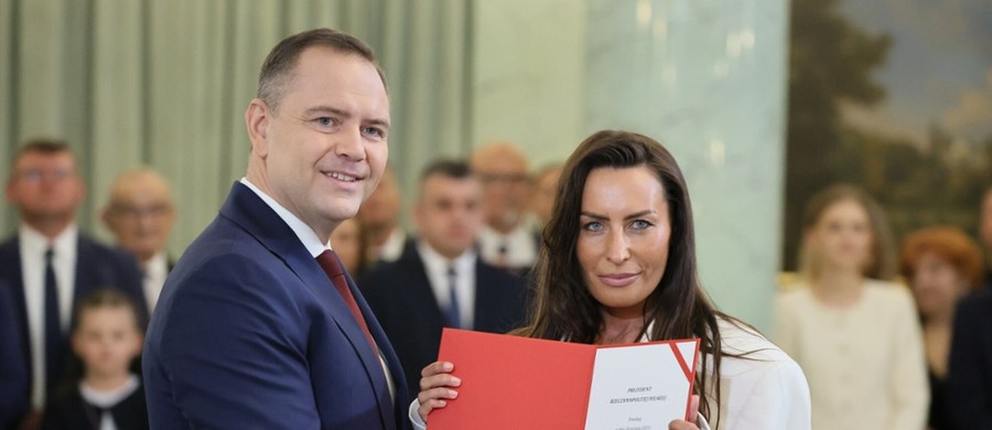W poniedziałek w Pałacu Prezydenckim odbyła się uroczysta ceremonia wręczenia nominacji nowym doradcom prezydenta Karola Nawrockiego. To wydarzenie oficjalnie otworzyło kolejny etap prezydentury, a wśród powołanych osób znalazła się Magdalena Hajduk – postać, która niemal natychmiast przyciągnęła uwagę opinii publicznej. 