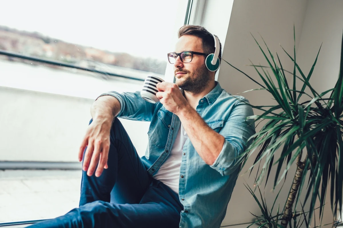 Wrażenia związane ze zmysłem węchu towarzyszą nam każdego dnia. To właśnie dzięki niemu możemy w pełni cieszyć się smakiem ulubionych potraw, wyczuć niebezpieczeństwo w postaci dymu czy ulatniającego się gazu, a nawet przywołać wspomnienia z dzieciństwa. Niestety, wiele osób - po przebyciu Covid-19, w wyniku starzenia się czy urazów mózgu - traci zdolność odczuwania zapachów. Naukowcy z Korei Południowej odkryli, że poważne szanse na skuteczną terapię zaburzeń węchu dają... fale radiowe. Od razu podkreślmy, że samo słuchanie radia węchu nie poprawia, ale... nigdy nie zaszkodzi.