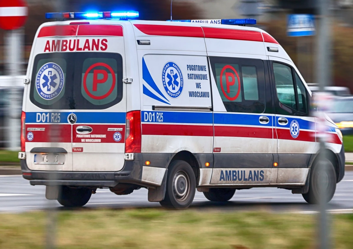 Karetki mają maksymalnie 45 min na dowiezienie pacjenta na SOR - to część szerokiej reformy systemu ratownictwa, która wchodzi w życie 19 sierpnia. Obejmuje ona także nowe rodzaje zespołów ratowniczych i zmienione zasady pracy dyspozytorów medycznych. "Można przypuszczać, że nowe przepisy zwiększą szanse pacjentów" - ocenia w rozmowie z RMF FM Radosław Rzepka, ordynator SOR-u w Szpitalu Czerniakowskim w Warszawie.