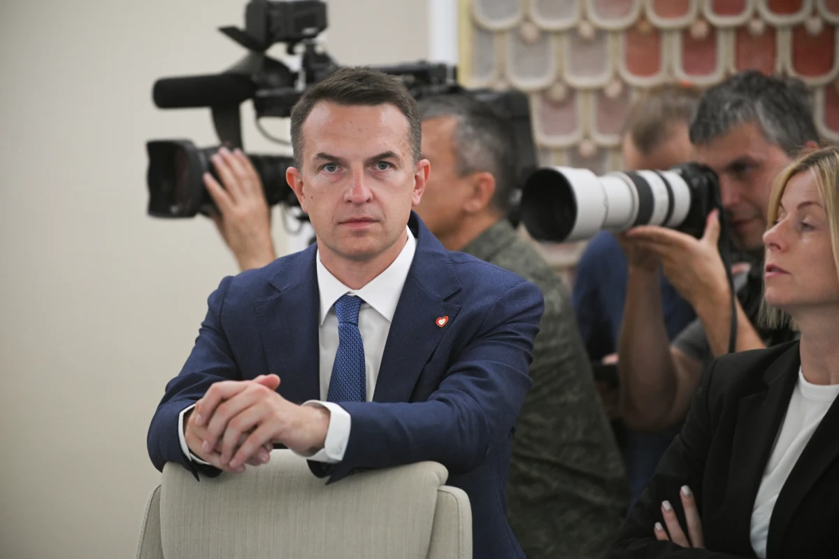 "Polska musi mieć jedną politykę zagraniczną, w której stanowiska zawsze przygotowuje rząd" - powiedział rzecznik rządu Adam Szłapka. "Jeśli Kancelaria Prezydenta chce wziąć większą odpowiedzialność za bliskie relacje z Białym Domem, to trzeba brać ten odcinek ze wszystkimi tego konsekwencjami" - dodał.