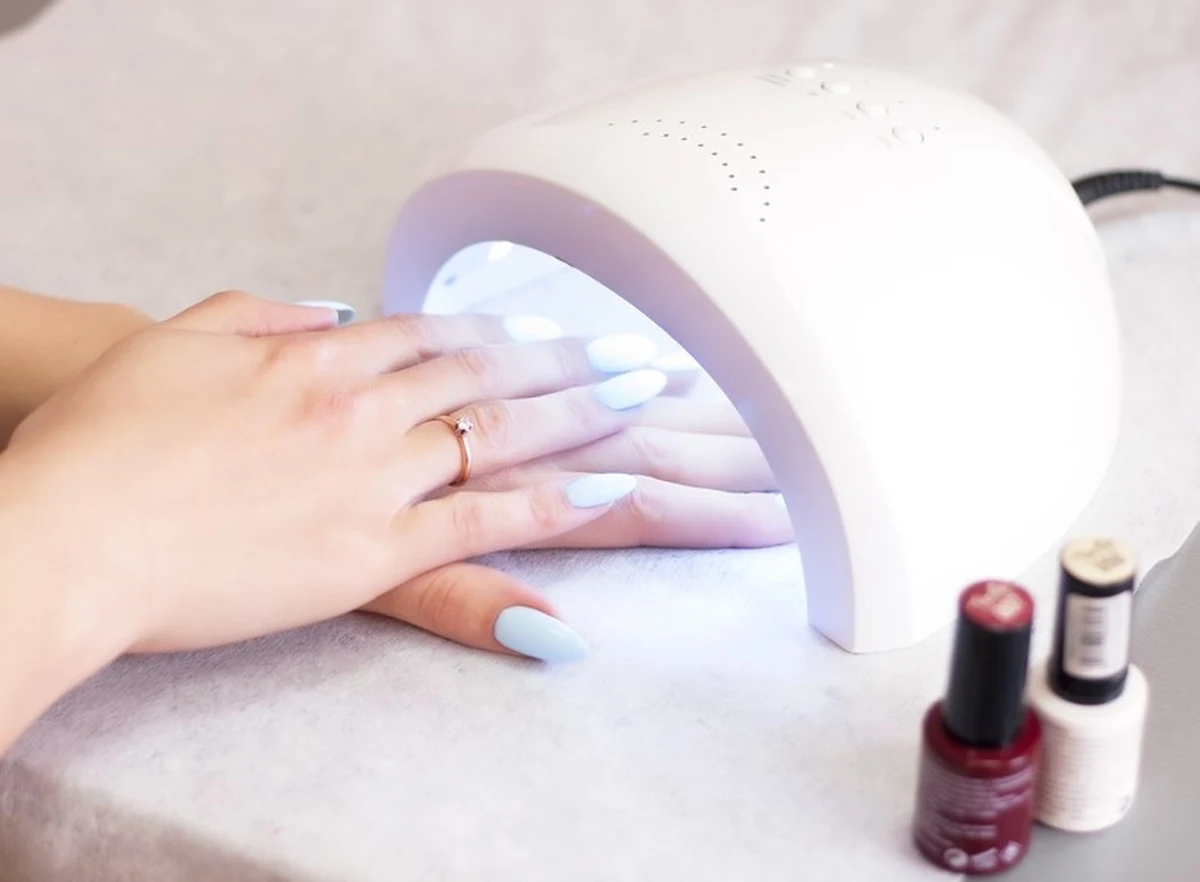 Ważna zmiana w salonach kosmetycznych wchodzi w życie już 1 września. Chodzi o zakaz stosowania produktów do paznokci, które zawierają TPO (tlenek trimetylobenzoilodifenylofosfiny). Substancja została uznana za szkodliwą dla zdrowia. Główny Inspektorat Sanitarny uspokaja - ta decyzja nie oznacza zakazu wykonywania manicure'u hybrydowego czy żelowego.