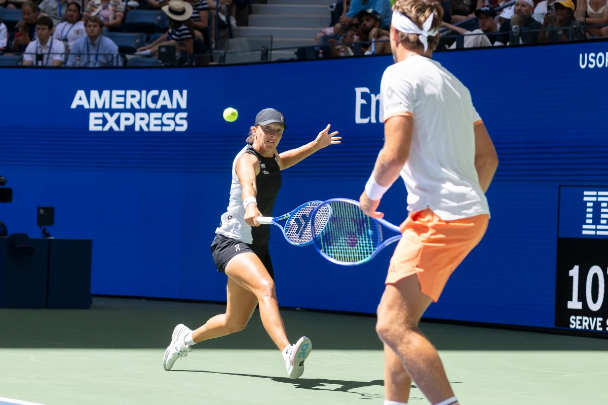Rozstawieni z numerem trzecim Iga Świątek i Casper Ruud awansowali do półfinału miksta w wielkoszlemowym turnieju tenisowym US Open. Polsko-norweska para rozegrała we wtorek dwa mecze. W pierwszej rundzie Świątek i Rudd wygrali z Amerykanami Madison Keys i Francesem Tiafoe 4:1, 4:2. Później pokonali Amerykankę Caty McNally i Włocha Lorenzo Musettiego 4:1, 4:2.