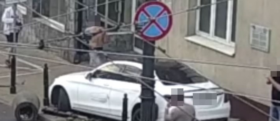 Ponad 1,5 promila alkoholu miał w organizmie 31-letni kierowca mercedesa, który został zatrzymany w centrum Lublina. Mężczyzna najpierw jechał pod prąd, a następnie stracił panowanie nad pojazdem i uderzył w sygnalizator świetlny oraz latarnię uliczną. Po kolizji próbował uciec razem z pasażerem. 