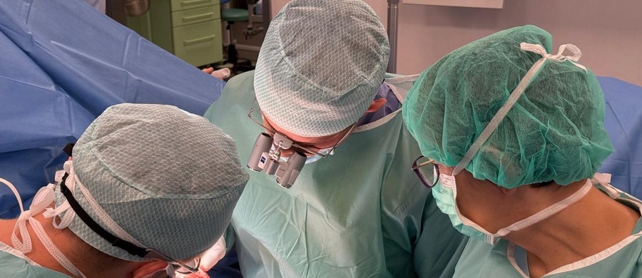 Sami poszkodowani przyznają, że najczęstszą przyczyną jest rutyna, bo jeżeli od wielu lat wykonują tę samą pracę przy tej samej maszynie, to nie spodziewają się zagrożenia. Chwila nieuwagi prowadzi do poważnego okaleczenia - najczęściej utraty dłoni lub jej fragmentu. Żniwa trwają i specjaliści apelują o ostrożność. W Wojskowym Szpitalu Klinicznym w Krakowie w tym sezonie już kilka razy trzeba było wykonywać zabiegi replantacyjne.