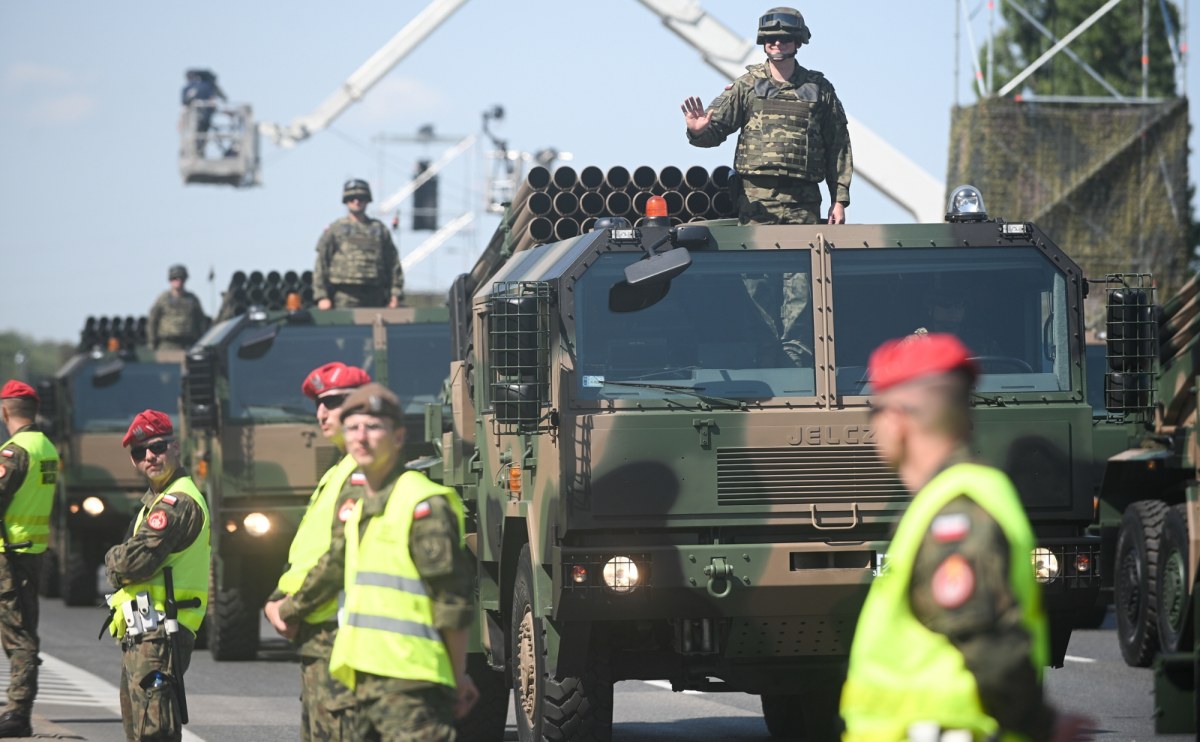Pojazdy wojskowe na drogach. Armia apeluje i ostrzega