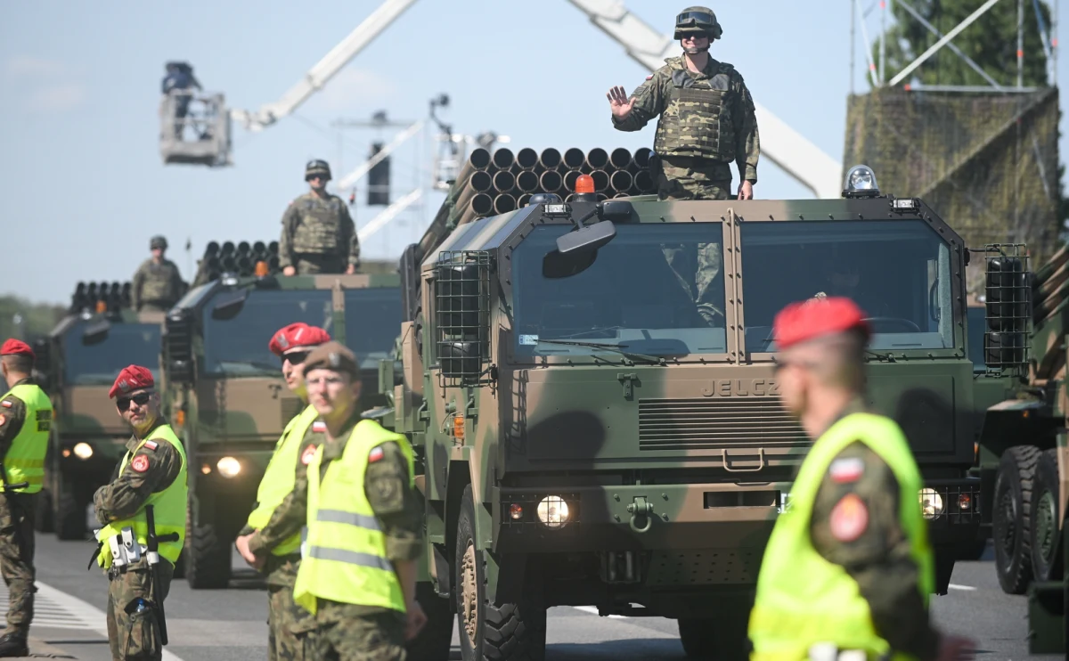 Sztab Generalny Wojska Polskiego poinformował, że od połowy sierpnia do końca września - w związku z ćwiczeniami "Żelazny Obrońca-25" - na drogach niemal całego kraju będzie wzmożony ruch pojazdów wojskowych. Armia zaapelowała do kierowców o zachowanie szczególnej ostrożności.