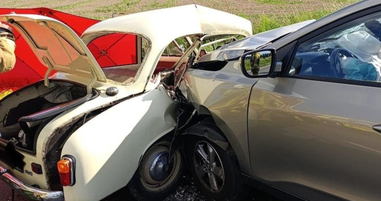 wiadomości,aktualności,Interia Tragedia na krajówce. Kolejny zabytek polskiej motoryzacji roztrzaskany