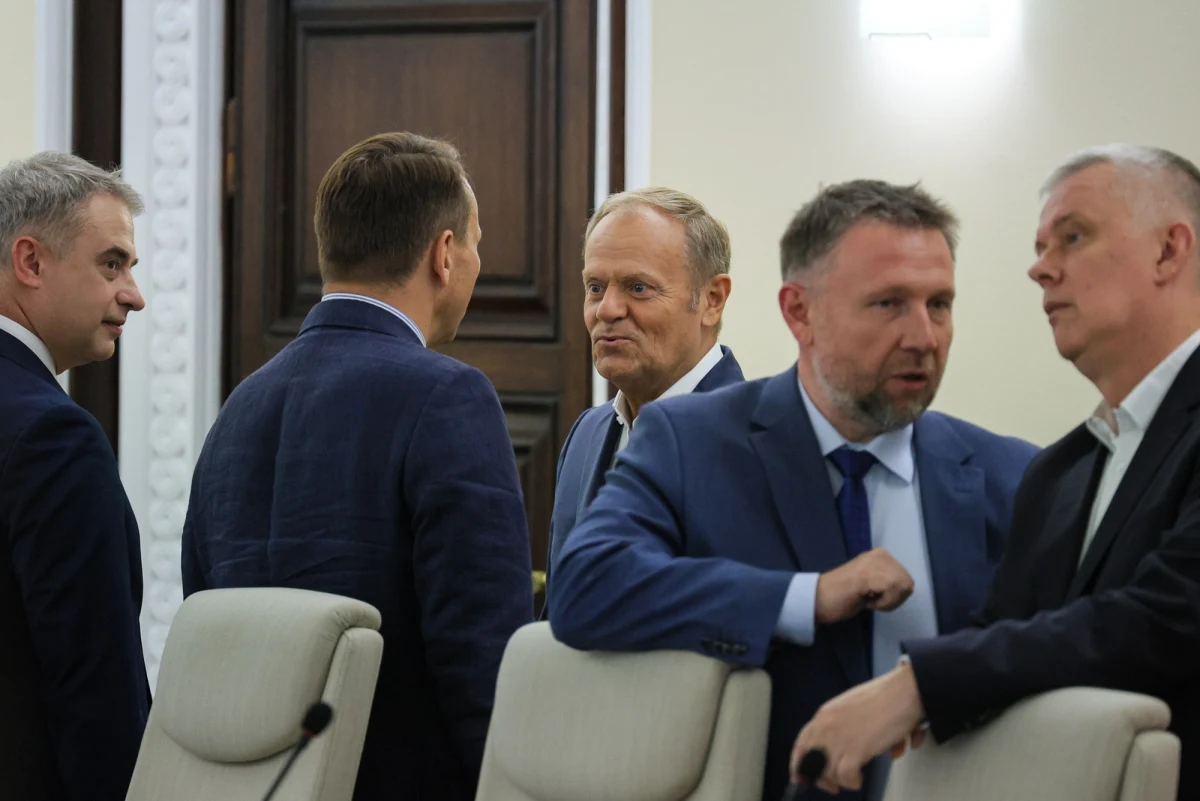 Najważniejsi urzędnicy rządowi, w tym wicepremierzy czy ministrowie, mają mieć zapewnione mieszkania na koszt podatnika - pisze "Rzeczpospolita". Nad rozporządzeniem pracuje Kancelaria Prezesa Rady Ministrów, ma być ono gotowe jeszcze w tym roku.