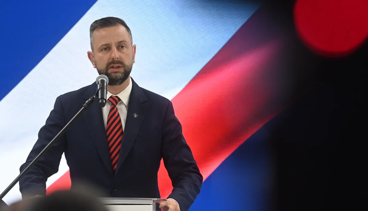 "Najprawdopodobniej mówimy o dronie, który się rozbił. Nie nosi on na razie znamion, które by świadczyły o charakterze militarnym" - tak o eksplozji niezidentyfikowanego obiektu w Osinach na Lubelszczyźnie mówił przed południem minister obrony narodowej Władysław Kosiniak-Kamysz. Wojsko analizuje w tej chwili trzy najbardziej prawdopodobne hipotezy nocnego wybuchu.