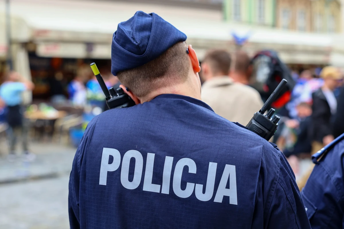 Gdy napastnik zaatakował kobietę, jako jedyny zareagował młody mężczyzna z plecakiem. Narażając swoje zdrowie, zapobiegł tragedii w centrum Rybnika (Śląskie). Sprawca napaści został zatrzymany, ale policja poszukiwała nastoletniego bohatera. Kilka godzin po opublikowaniu obrazu z monitoringu, policjantom udało się ustalić tożsamość mężczyzny, który pomógł zaatakowanej kobiecie.