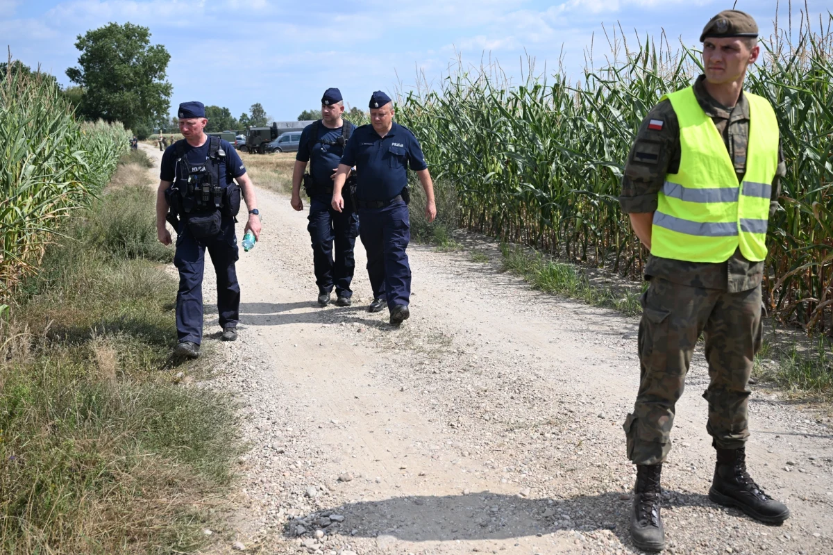 ​Zespół prokuratorów razem z wojskiem pracuje na miejscu eksplozji niezidentyfikowanego obiektu w lubelskich Osinach. Ze wstępnych ustaleń prokuratury wynika, że w nocy na pole kukurydzy spadł wojskowy dron. Do jego uszkodzenia doszło na skutek działania materiałów wybuchowych - informuje Michał Krasoń, reporter RMF FM. Źródło PAP w MON podało, że spadł tam dron wojskowy bez głowicy bojowej, najprawdopodobniej tzw. wabik.