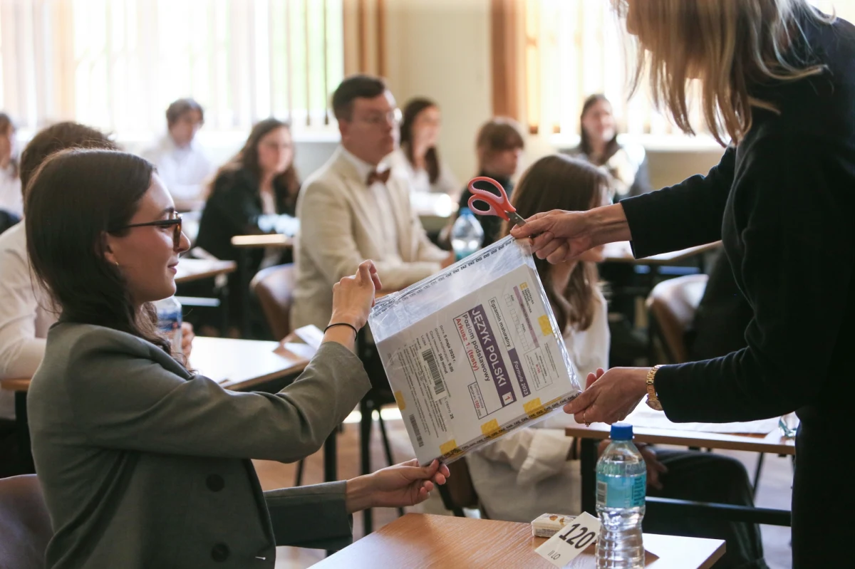 Centralna Komisja Egzaminacyjna ogłosiła termin egzaminów. W roku szkolnym 2025/2026 pisemne egzaminy maturalne w sesji głównej przeprowadzone zostaną w dniach 4-21 maja, a ustne od 7 do 30 maja. Egzamin ósmoklasisty odbędzie się w dniach 11-13 maja.