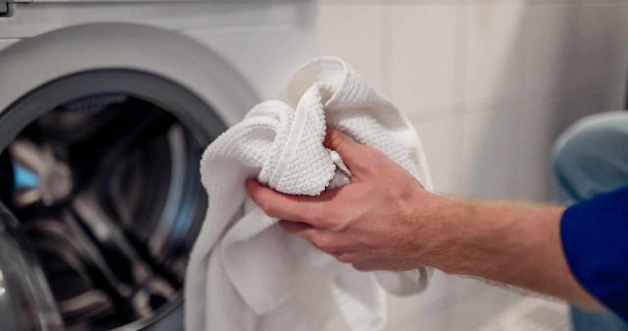Jak prać ręczniki, aby były miękkie i chłonne? Ten trik jest hitem