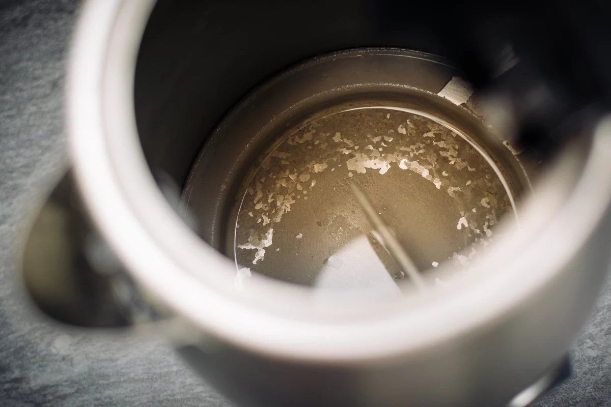 Kamień w czajniku to problem, z którym boryka się większość gospodarstw domowych. Choć istnieje wiele sposobów na jego usunięcie, nie każdy jest skuteczny i bezpieczny dla sprzętu. Okazuje się, że domowy sposób z wykorzystaniem zalewy po ogórkach kiszonych może być prawdziwym przełomem w walce z uporczywym osadem. Sprawdź, jak łatwo i szybko pozbyć się kamienia i przywrócić czajnikowi dawny blask!
