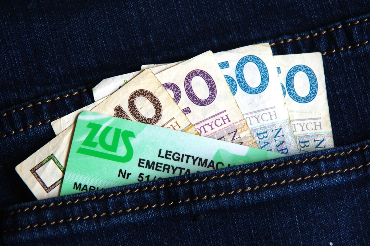 Legitymacja emeryta to nie tylko potwierdzenie statusu osoby pobierającej świadczenie. To przede wszystkim przepustka do serii różnego rodzaju ulg, zniżek i przywilejów, które mogą znacząco poprawić komfort życia seniorów. Sprawdź, jakie możliwości daje ten dokument i gdzie warto z niego korzystać.