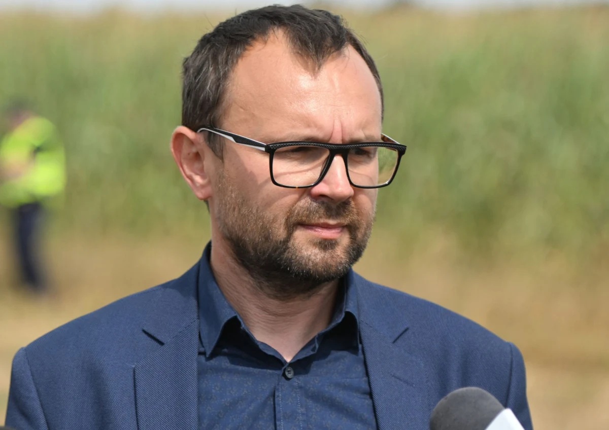 Biegły potwierdza, że dron, który spadł i eksplodował w Osinach na Lubelszczyźnie, posiadał materiały wybuchowe. Taką informację przekazał w środę szef Prokuratury Okręgowej w Lublinie, prokurator Grzegorz Trusiewicz. "Biegły wojskowy potwierdził ustalenia, które zostały wcześniej poczynione przez biegłego cywilnego. Wskazał z bardzo wysokim prawdopodobieństwem, że części drona wskazują na użycie materiałów wybuchowych" - poinformował prokurator Trusiewicz podczas popołudniowej konferencji prasowej. Do sprawy odniósł się również Radosław Sikorski.