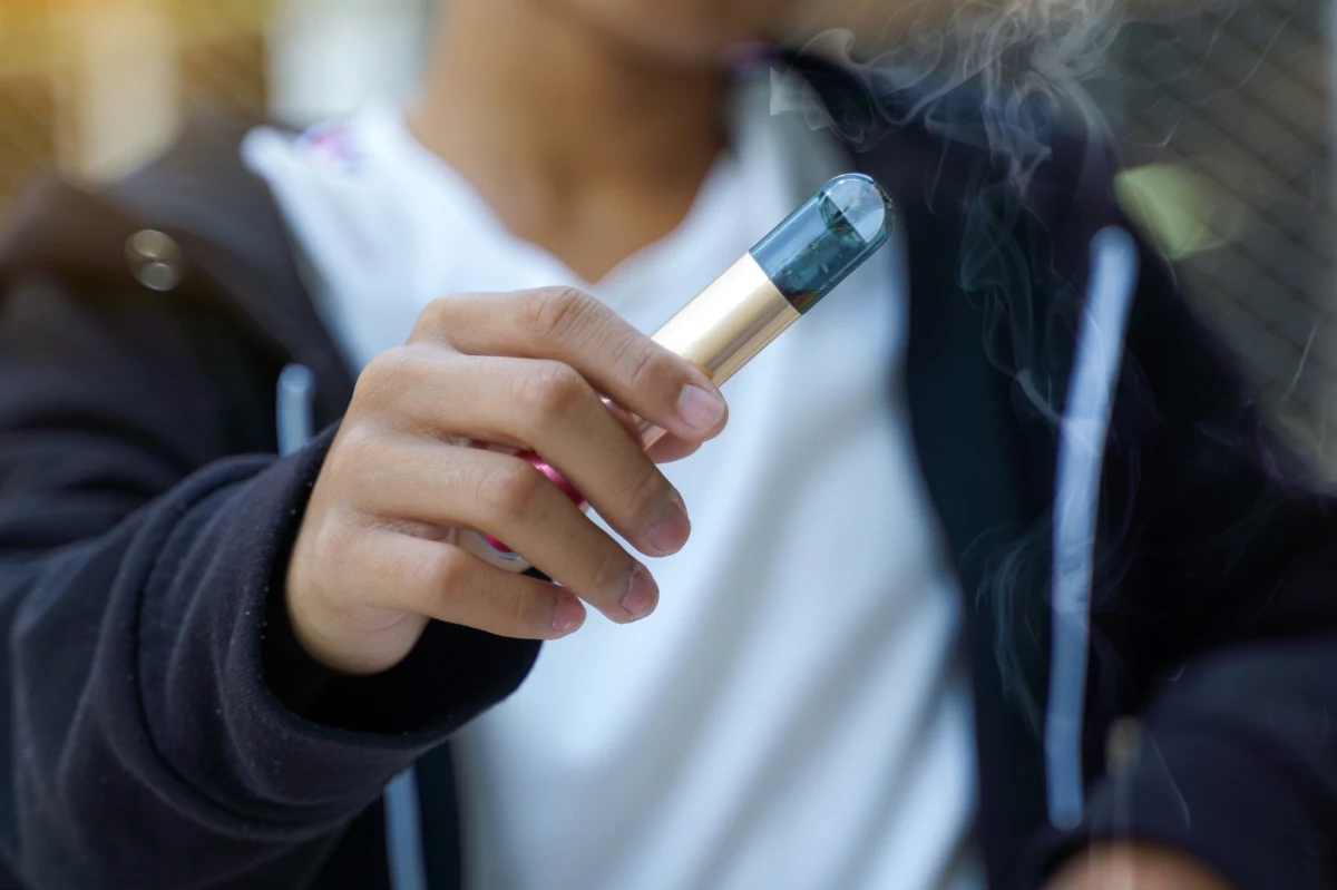 Używanie e-papierosów przez nastolatków istotnie zwiększa ryzyko sięgnięcia po tradycyjne papierosy, czy inne używki. Wiąże się też z szeregiem poważnych problemów zdrowotnych - alarmują naukowcy z University of York i London School of Hygiene and Tropical Medicine (LSHTM). Wnioski z bardzo szerokich badań przeglądowych, największe jak dotąd podsumowanie wiedzy na temat skutków użycia e-papierosów wśród młodzieży, opublikowano na łamach czasopisma "Tobacco Control". Wyniki są jednoznaczne: istnieje wyraźny i powtarzalny związek między sięganiem po e-papierosy a późniejszym używaniem papierosów, marihuany i alkoholu.