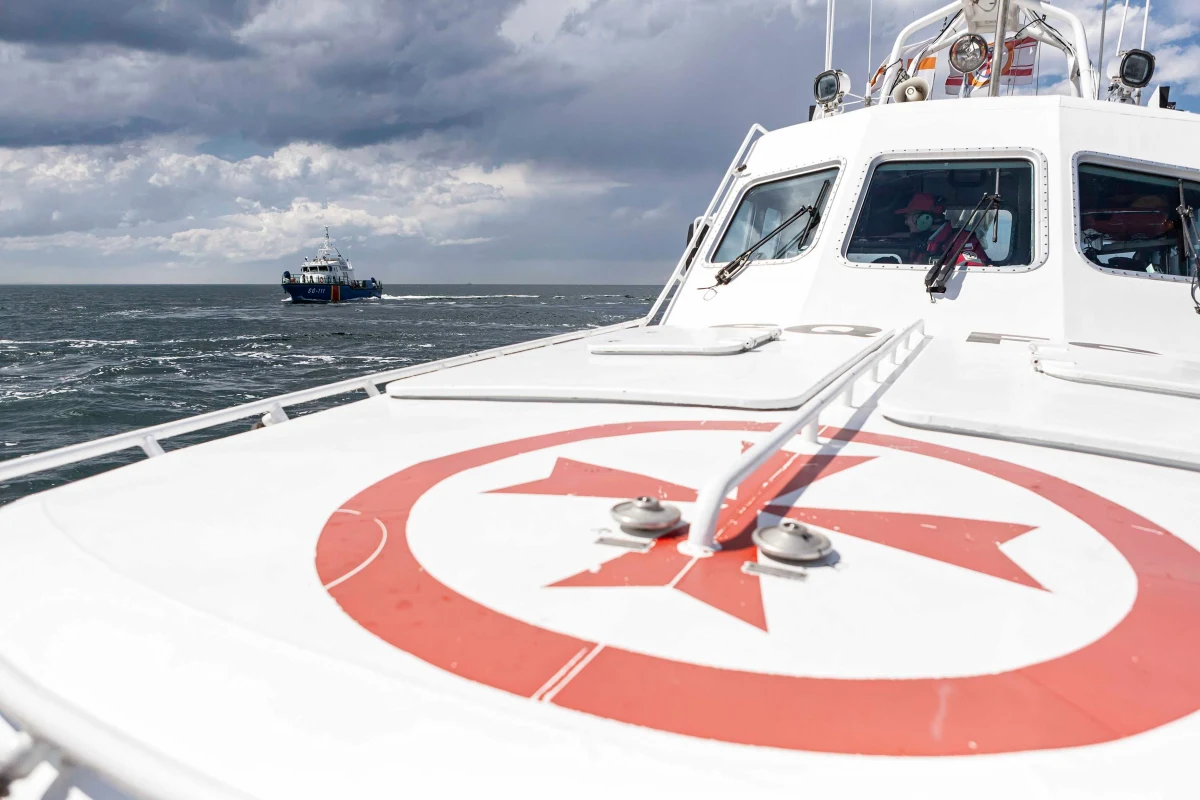 Jacht rozbił się w środę o falochron Portu Północnego w Gdańsku. Mężczyzna, który samotnie na nim płynął, został wcześniej zmyty z pokładu przez falę. Trafił do szpitala. 