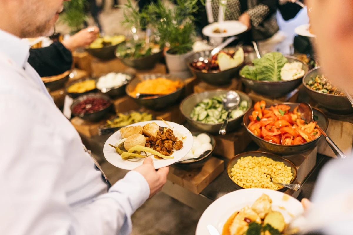 Tradycyjne, obfite śniadania w formie bufetu powoli odchodzą do lamusa. Powód? Marnotrawstwo żywności i nadmierna konsumpcja. Coraz więcej hoteli zastępuje je m.in. "dedykowanymi" posiłkami przygotowanymi przez szefa kuchni, porcjowanymi daniami czy śniadaniami przynoszonymi bezpośrednio do stolika. 