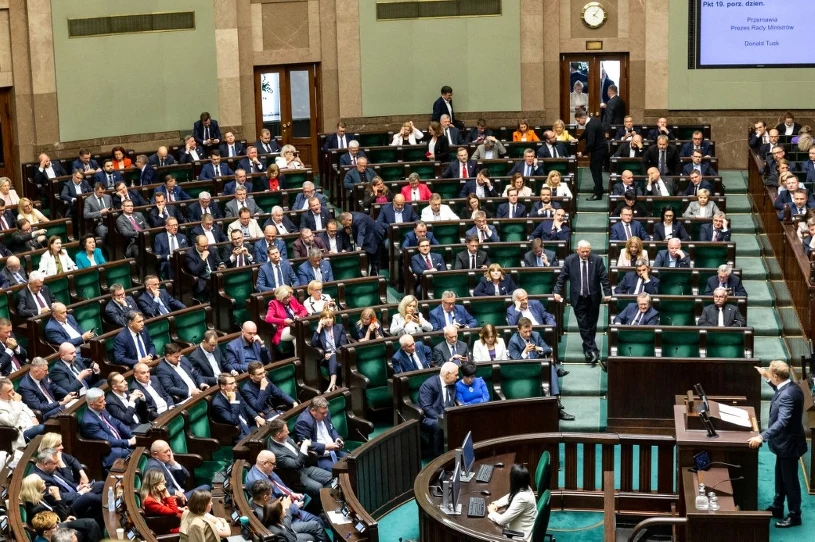 Anketa v na Poljskem kaže, da bi Koalicija državljanov prehitela PiS, a ključna bo vloga Konfederacije