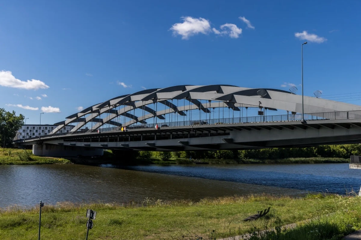Od 25 sierpnia wprowadzona zostanie zmiana organizacji ruchu w rejonie mostu Kotlarskiego – informuje urząd miasta. Chodzi o ograniczenie prędkości i zawężenia pasów ruchu. Zmiany mają ograniczyć hałas generowany przez przejeżdżające pojazdy oraz poprawić bezpieczeństwo kierowców. 