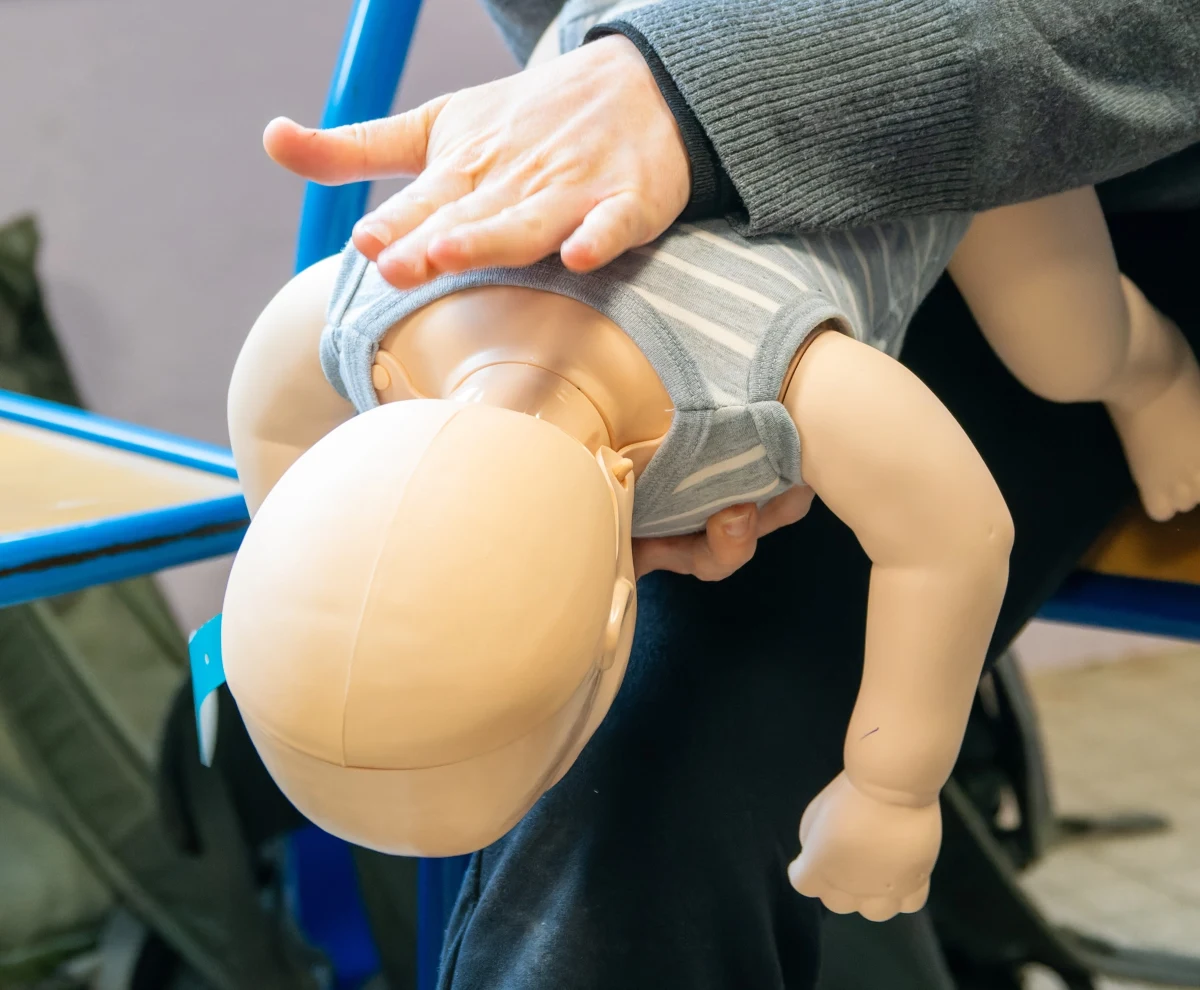 3-letni chłopczyk zadławił się cukierkiem w jednym z marketów w Brzesku (Małopolskie). Sytuacja wyglądała bardzo groźnie, twarz dziecka była sina, traciło ono oddech. Malca uratował policjant z nieumundurowanego patrolu.