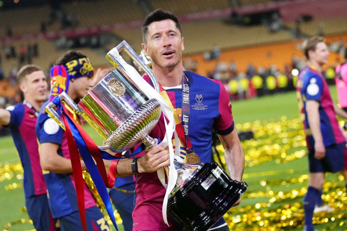 Robert Lewandowski, jeden z najwybitniejszych piłkarzy w historii polskiego i światowego futbolu, świętuje dziś swoje 37. urodziny. Choć wielu zawodników w tym wieku dawno już zakończyło kariery, napastnik Barcelony nie zamierza zwalniać tempa. Jego profesjonalizm, nieustępliwość i niegasnący głód sukcesów sprawiają, że wciąż pozostaje wzorem dla młodszych pokoleń sportowców.