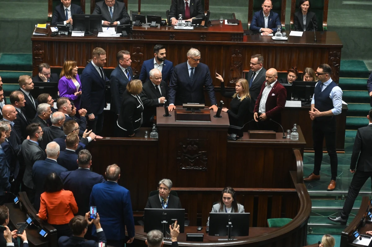 Koalicja Obywatelska wskoczyła na pozycję lidera po dłuższym czasie. Z sondażu United Surveys dla Wirtualnej Polski wynika, że KO wygrałaby wybory z poparciem 28,1 proc., a Prawo i Sprawiedliwość uplasowałoby się na drugim miejscu z wynikiem 27,4 proc. Badanie przynosi złe informacje dla partii Grzegorza Brauna.