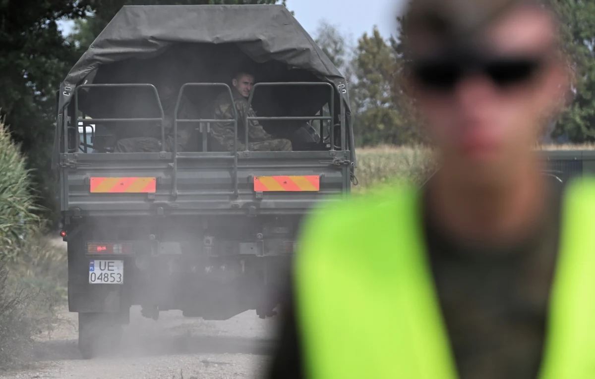 Nowe informacje w sprawie drona, który w nocy z wtorku na środę spadł i eksplodował na polu kukurydzy w lubelskich Osinach. Jak przekazał w czwartek szef Prokuratury Okręgowej w Lublinie prok. Grzegorz Trusiewicz, "istnieje wysokie prawdopodobieństwo", że bezzałogowiec "przyleciał z terenu Białorusi".