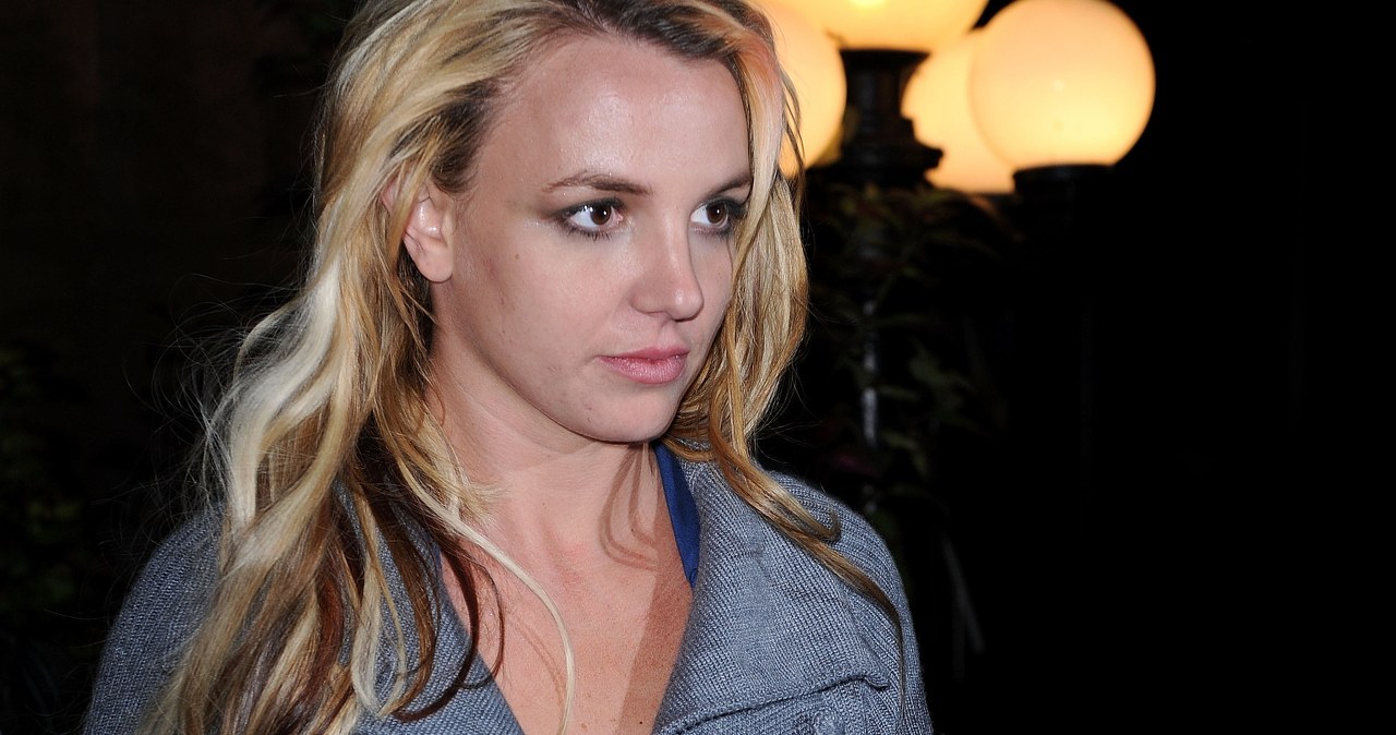 Gwiazda pokazuje język na łodzi i kręci się wkoło. "Coś z nią jest nie tak"