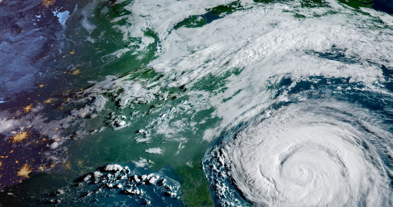 Olbrzymi huragan coraz bliżej. "Trzymajcie się z daleka od oceanu"